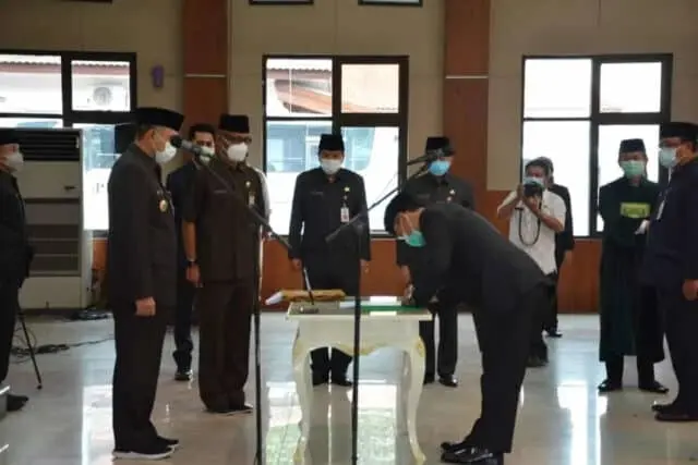 Bupati Tangerang Lantik dan Kukuhkan Pejabat di Lingkungan Setda Bupati Tangerang Lantik dan Kukuhkan Pejabat di Lingkungan Setda
