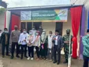 Didampingi Lurah, Camat Kelapa Dua Hadiri Peresmian Bedah Rumah dan Penyerahan Kunci
