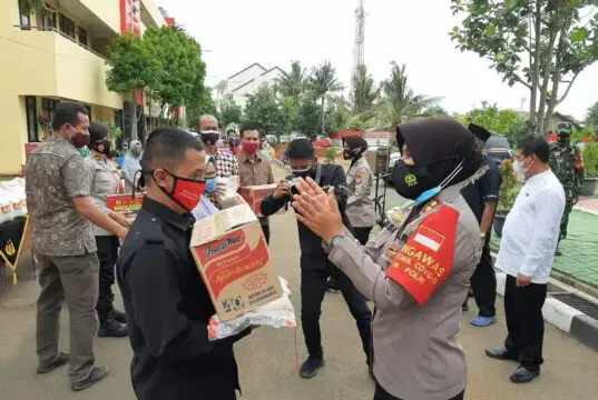 Polresta Bandara Soekarno-Hatta Laksanakan Giat 13 KTJ Dengan Bagikan Paket Sembako Dan Tes Covid-19 Polresta Bandara Soekarno-Hatta Laksanakan Giat 13 KTJ Dengan Bagikan Paket Sembako Dan Tes Covid-19