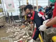 Peringati HUT PDIP Ke-48 Tahun, Kader Partai Bersihkan Sampah Sungai Ciliwung di Tangerang