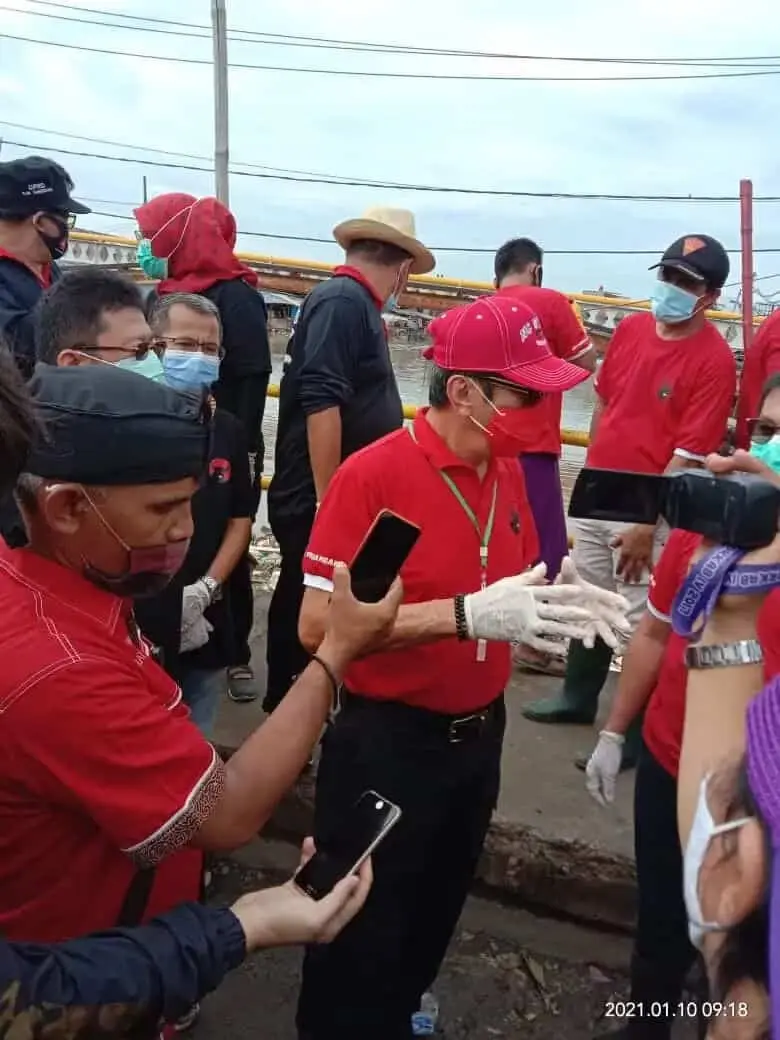 Peringati HUT PDIP Ke-48 Tahun, Kader Partai Bersihkan Sampah Sungai Ciliwung di Tangerang Peringati HUT PDIP Ke-48 Tahun, Kader Partai Bersihkan Sampah Sungai Ciliwung di Tangerang