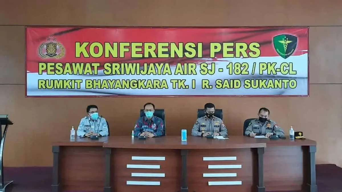 Dukcapil Serahkan Akta Kematian Okky Bisma ke Keluarga