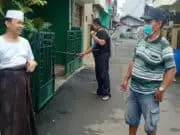 Antisipasi Penyebaran Virus Covid-19, Tokoh Agama Kramat Bencongan dan Pengurus RT 03 Lakukan Penyemprotan Cairan Disinfektan