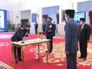 Jenderal Idham Azis Serahkan Panji Polri Tribrata ke Jenderal Listyo Sigit Jenderal Idham Azis Serahkan Panji Polri Tribrata ke Jenderal Listyo Sigit
