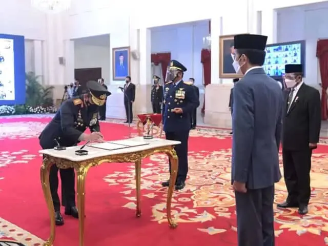 Jenderal Idham Azis Serahkan Panji Polri Tribrata ke Jenderal Listyo Sigit Jenderal Idham Azis Serahkan Panji Polri Tribrata ke Jenderal Listyo Sigit