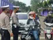 Polresta Tangerang, Kodim, dan Pemkab Bagikan 11.800 Masker di 115 Titik Polresta Tangerang, Kodim, dan Pemkab Bagikan 11.800 Masker di 115