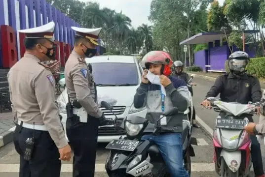 Polresta Tangerang, Kodim, dan Pemkab Bagikan 11.800 Masker di 115 Titik Polresta Tangerang, Kodim, dan Pemkab Bagikan 11.800 Masker di 115 Titik