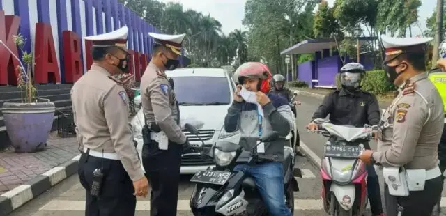 Polresta Tangerang, Kodim, dan Pemkab Bagikan 11.800 Masker di 115 Polresta Tangerang, Kodim, dan Pemkab Bagikan 11.800 Masker di 115