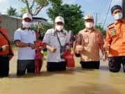 Aleg PKS Ini Harus Rela Basah Demi Salurkan Bantuan Korban Banjir