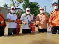 Aleg PKS Ini Harus Rela Basah Demi Salurkan Bantuan Korban Banjir Aleg PKS Ini Harus Rela Basah Demi Salurkan Bantuan Korban Banjir