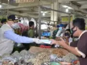 Gelar Operasi Yustisi, Bupati Tangerang Bersama Danrem 052/Wijayakrama Bagikan Masker di Pasar Kelapa Dua