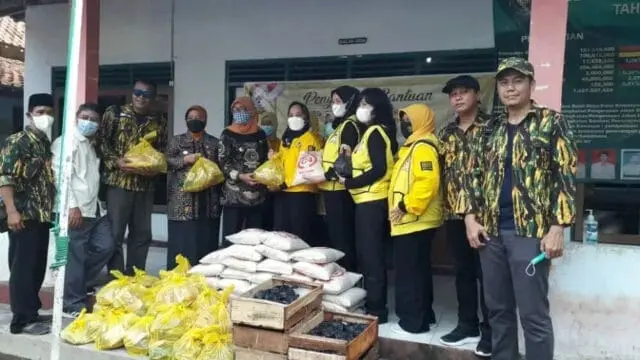 Perempuan Golkar Peduli Bantu Korban Banjir di Desa Langenrejo Perempuan Golkar Peduli Bantu Korban Banjir di Desa Langenrejo