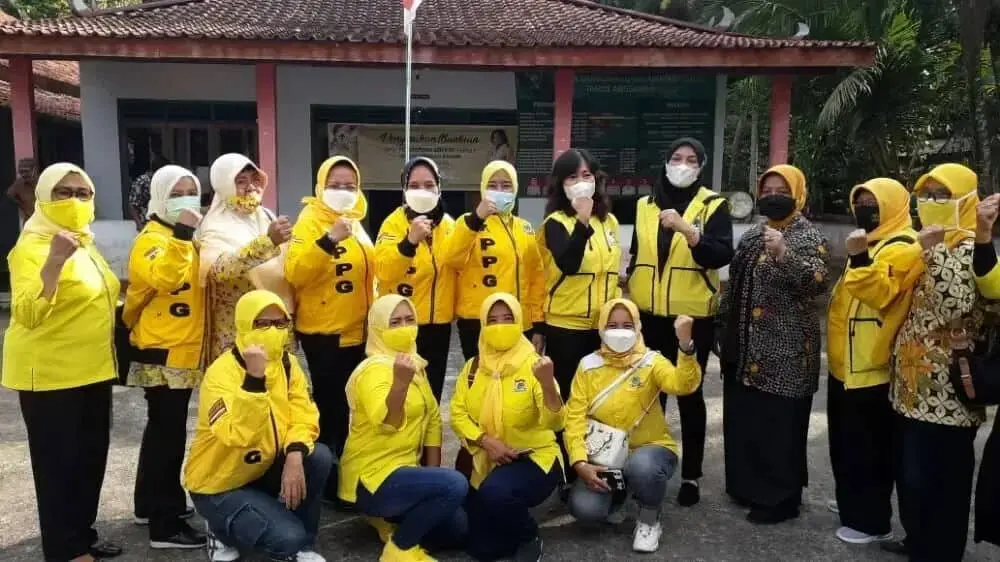 Perempuan Golkar Peduli Bantu Korban Banjir di Desa Langenrejo Perempuan Golkar Peduli Bantu Korban Banjir di Desa Langenrejo