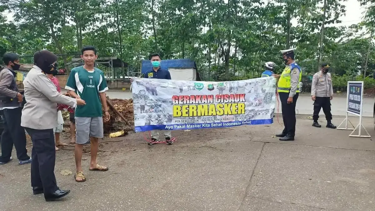 Tekan Penyebaran Covid-19, Polsek Cisauk Bagikan 200 Masker Kepada Masyarakat