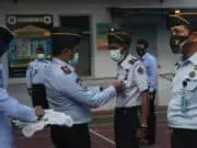 Secara Simbolis, Karutan Purworejo Sematkan Pin WBK Ke Pegawai Rutan