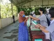 Buddha Tzu Chi dan PIK 2 Bagikan Paket Sembako di Pantura Tangerang