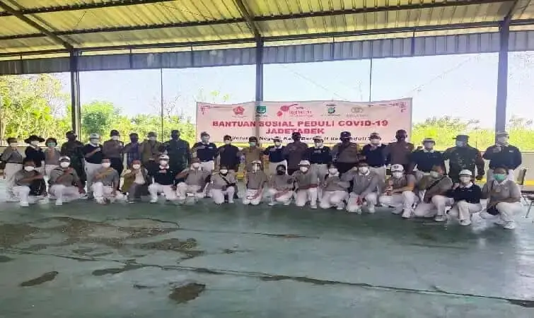 Buddha Tzu Chi dan PIK 2 Bagikan Paket Sembako di Pantura Tangerang