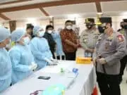 Kapolri Tinjau Vaksinasi Massal di Manado Kapolri Tinjau Vaksinasi Massal di Manado