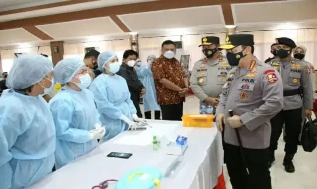 Kapolri Tinjau Vaksinasi Massal di Manado Kapolri Tinjau Vaksinasi Massal di Manado