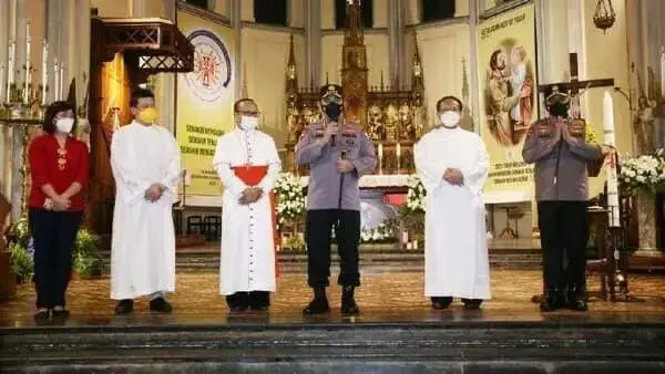 Kapolri Kunjungi Katedral Jakarta, Pastikan Ibadah Misa Aman Kapolri Kunjungi Katedral Jakarta, Pastikan Ibadah Misa Aman