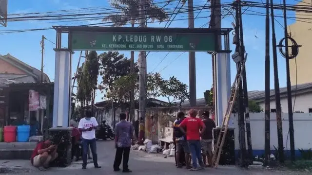 Kampung Ledug Bangun Gapura Permanen Hasil Swadaya Warga Kampung Ledug Bangun Gapura Permanen Hasil Swadaya Warga