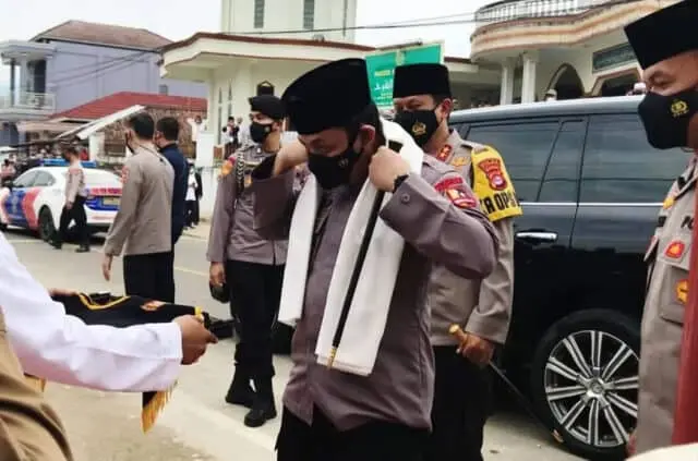 Silaturahmi Ke Ponpes Salafiyah Tajul Falah, Kapolri Dikalungi Sorban Silaturahmi Ke Ponpes Salafiyah Tajul Falah, Kapolri Dikalungi Sorban