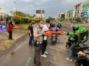 Samsat Kelapa Dua Bagikan Takjil Gratis Kepada Pengguna Jalan Samsat Kelapa Dua Bagikan Takjil Gratis Kepada Pengguna Jalan
