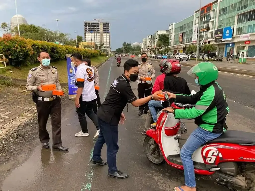 Samsat Kelapa Dua Bagikan Takjil Gratis Kepada Pengguna Jalan Samsat Kelapa Dua Bagikan Takjil Gratis Kepada Pengguna Jalan