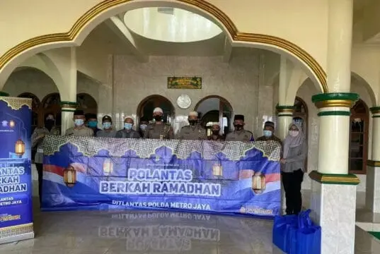 Gelar Baksos, Samsat Kelapa Dua Bersihkan Masjid Nurul Iman Gelar Baksos, Samsat Kelapa Dua Bersihkan Masjid Nurul Iman