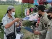 Satpol PP Berikan Edukasi Protkes Kepada Pengunjung dan PKL