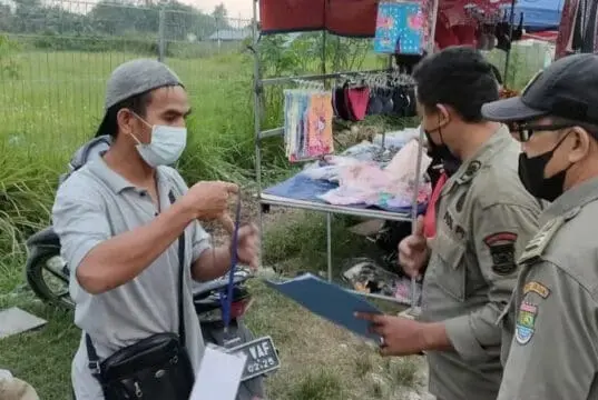 Satpol PP Berikan Edukasi Protkes Kepada  Pengunjung dan PKL