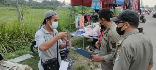 Satpol PP Berikan Edukasi Protkes Kepada Pengunjung dan PKL Satpol PP Berikan Edukasi Protkes Kepada Pengunjung dan PKL