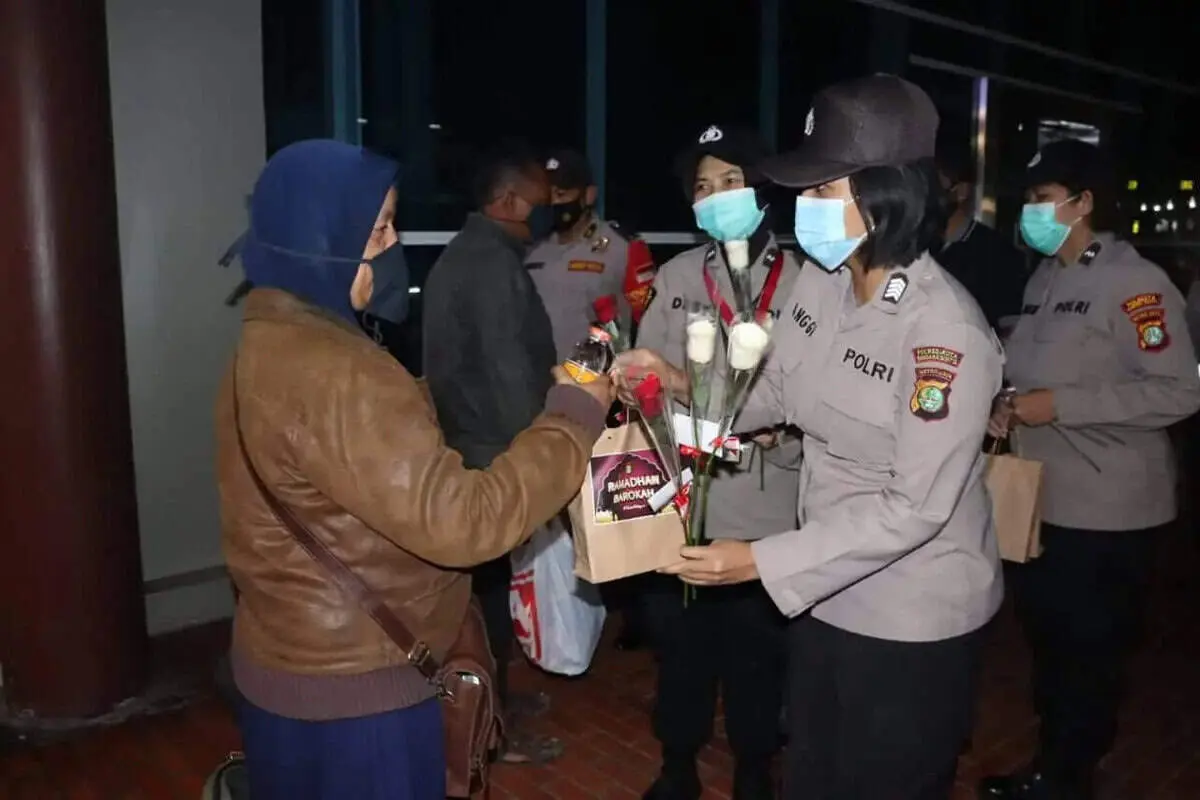 Peringati Hari Kartini, Polwan Polresta Bandara Soekarno-Hatta Gelar Pemberian Sahur Ramadhan Peringati Hari Kartini, Polwan Polresta Bandara Soekarno-Hatta Gelar Pemberian Sahur Ramadhan