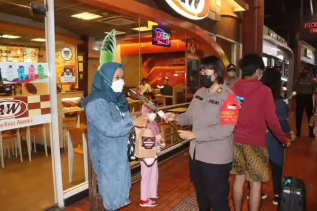 Peringati Hari Kartini, Polwan Polresta Bandara Soekarno-Hatta Gelar Pemberian Sahur Ramadhan Peringati Hari Kartini, Polwan Polresta Bandara Soekarno-Hatta Gelar Pemberian Sahur Ramadhan