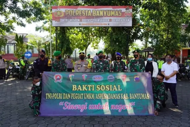 Jumat Barokah, TNI-POLRI dan Elemen Masyarakat Bagikan Sembako Jumat Barokah, TNI-POLRI dan Elemen Masyarakat Bagikan Sembako
