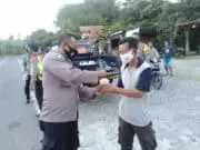Polsek Jatigede berikan Takjil Gratis Kepada Para Pengguna Jalan Polsek Jatigede berikan Takjil Gratis Kepada Para Pengguna Jalan