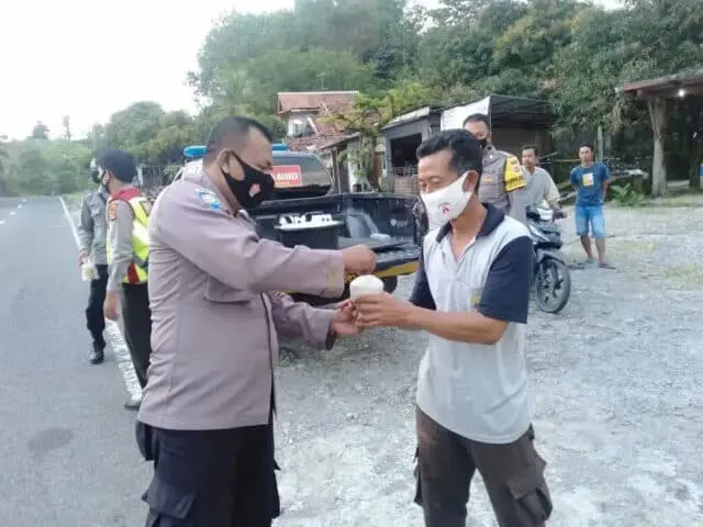 Polsek Jatigede berikan Takjil Gratis Kepada Para Pengguna Jalan Polsek Jatigede berikan Takjil Gratis Kepada Para Pengguna Jalan