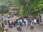 Diduga Rem Blong, Kontainer Tabrak Dua Mobil Diduga Rem Blong, Kontainer Tabrak Dua Mobil