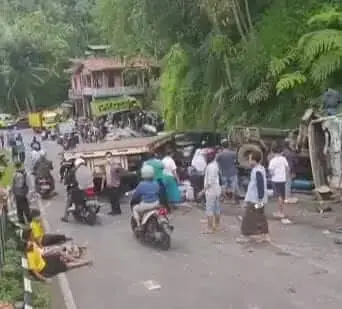 Diduga Rem Blong, Kontainer Tabrak Dua Mobil Diduga Rem Blong, Kontainer Tabrak Dua Mobil