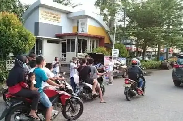 Polsubsektor Palem Semi Bersama JBB Bagikan Takjil dan Masker