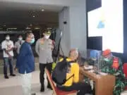 Arus Balik Pemudik, Penumpang di Terminal Kedatangan Bandara Soetta Dites Antigen Arus Balik Pemudik, Penumpang di Terminal Kedatangan Bandara Soetta Dites Antigen