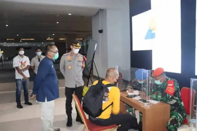 Arus Balik Pemudik, Penumpang di Terminal Kedatangan Bandara Soetta Dites Antigen Arus Balik Pemudik, Penumpang di Terminal Kedatangan Bandara Soetta Dites Antigen