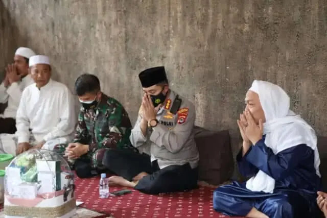 Sowan Sesepuh, Kapolresta Tangerang dan Dandim Tigaraksa Silaturahmi ke KH. Entoh Sowan Sesepuh, Kapolresta Tangerang dan Dandim Tigaraksa Silaturahmi ke KH. Entoh