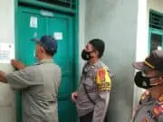 Kapolsek Batu Ceper Pemasang Stiker Test Swab Antigen di Rumah Warga Yang Mudik Lebaran Kapolsek Batu Ceper Pemasang Stiker Test Swab Antigen di Rumah Warga Yang Mudik Lebaran