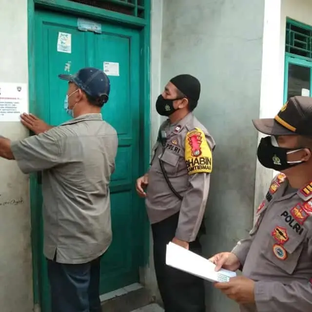 Kapolsek Batu Ceper Pemasang Stiker Test Swab Antigen di Rumah Warga Yang Mudik Lebaran Kapolsek Batu Ceper Pemasang Stiker Test Swab Antigen di Rumah Warga Yang Mudik Lebaran