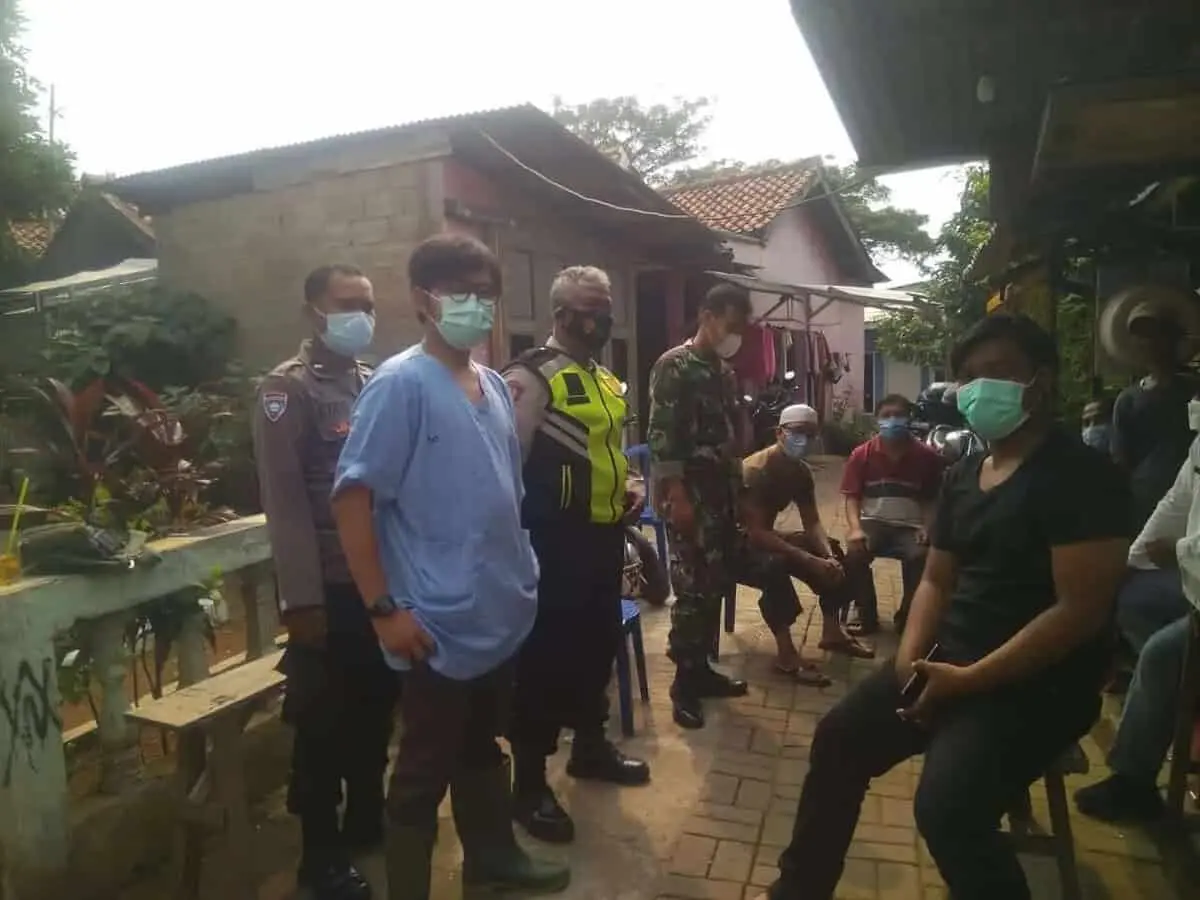 Kapolsek Jatiuwung Lakukan Pemasangan Stiker Tes Swab Antigen di Rumah Warga Yang Mudik Lebaran Kapolsek Jatiuwung Lakukan Pemasangan Stiker Tes Swab Antigen di Rumah Warga Yang Mudik Lebaran