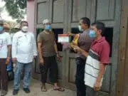Kapolsek Jatiuwung Lakukan Pemasangan Stiker Tes Swab Antigen di Rumah Warga Yang Mudik Lebaran Kapolsek Batu Ceper Pemasang Stiker Test Swab Antigen di Rumah Warga Yang Mudik Lebaran