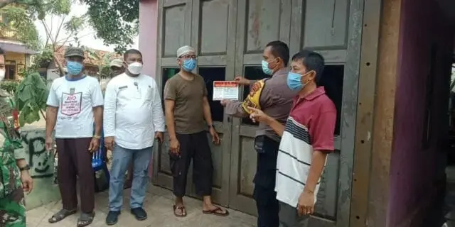 Kapolsek Batu Ceper Pemasang Stiker Test Swab Antigen di Rumah Warga Yang Mudik Lebaran Kapolsek Batu Ceper Pemasang Stiker Test Swab Antigen di Rumah Warga Yang Mudik Lebaran