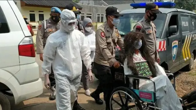 Bawa Patung Seram, Polsek Pagedangan Door To Door Ajak Warga Usai Mudik Swab Bawa Patung Seram, Polsek Pagedangan Door To Door Ajak Warga Usai Mudik Swab