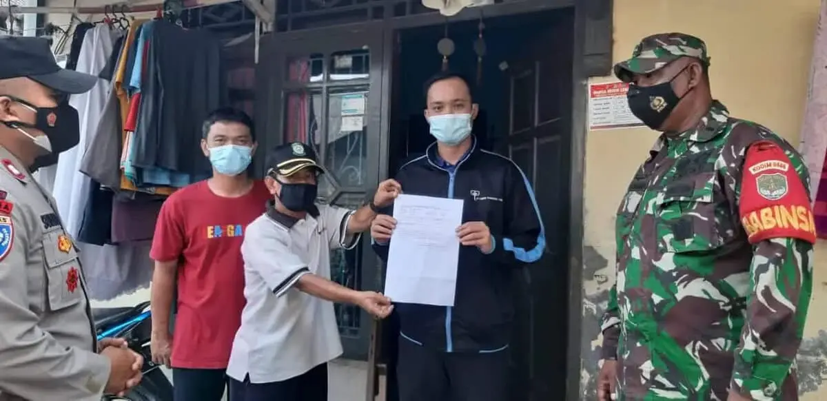 Bhabinkamtibmas Kel.Pasir Jaya Bersama Tiga Pilar Lakukan Pemasangan Stiker Tes Swab Antigen Di Rumah Warga Yang Mudik